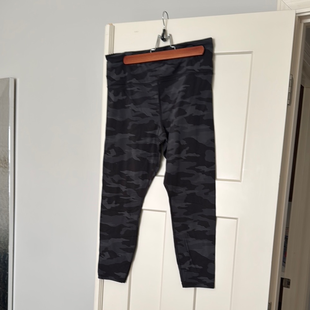 Women’s Athleta Yoga Pants - Elation 7/8